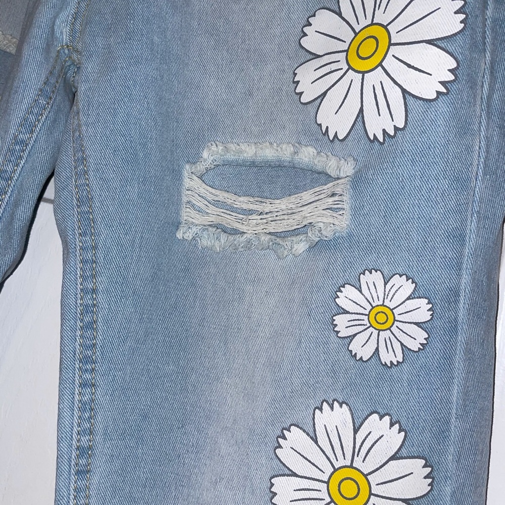 Sunflower Ripped Jeans 🌻✨ - Picture 3 of 8